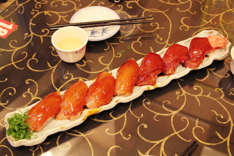 【花蓮市-賴桑壽司】賴桑壽司的巨無霸生魚片，嚇死人的厚!