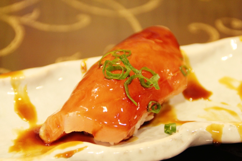 【花蓮市-賴桑壽司】賴桑壽司的巨無霸生魚片，嚇死人的厚!